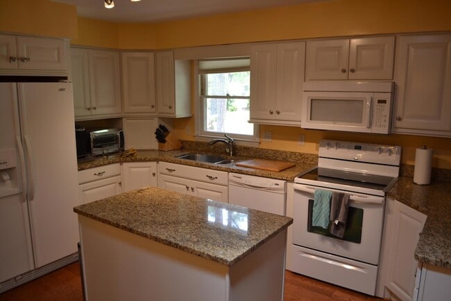 Photo - 861 Hawthorne Dr