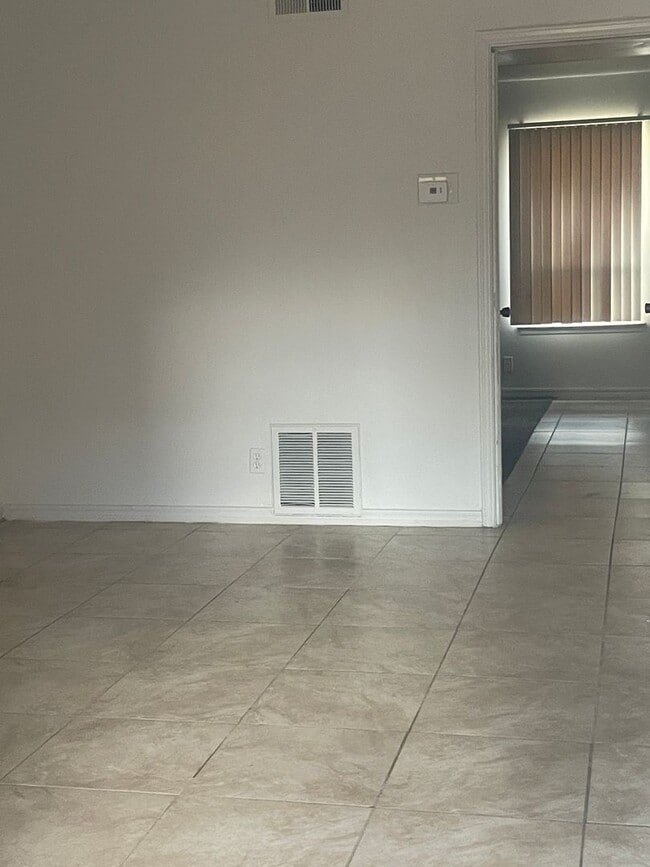 Building Photo - 5130 S Delaware Pl Unit 1