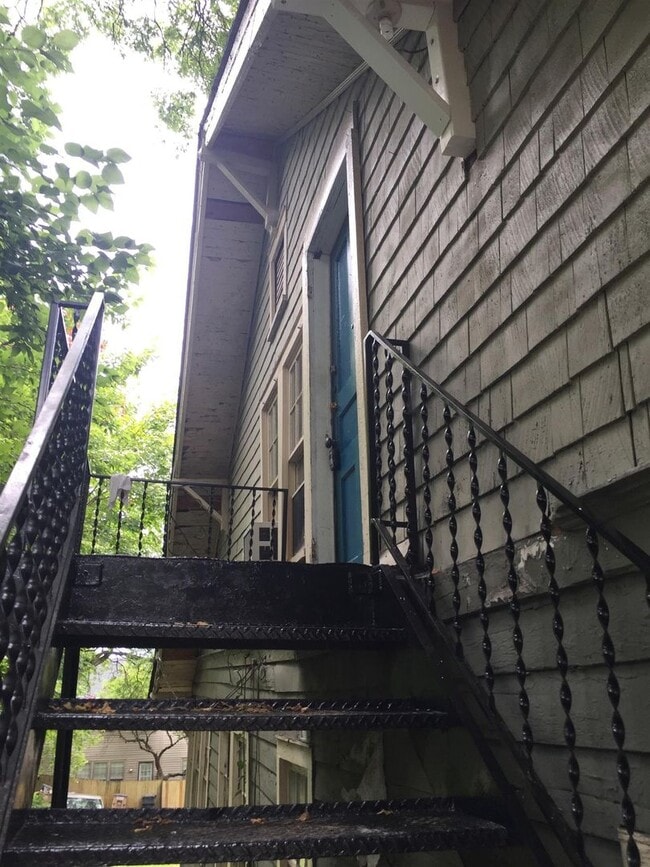 Photo - Studio Apt. for lease in the Belmont/Hills...