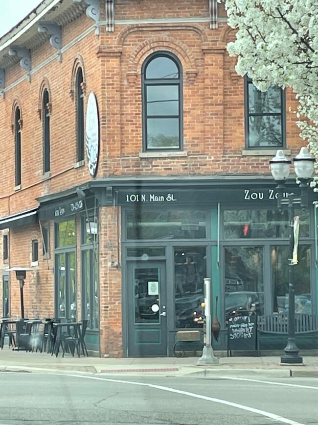 2nd Floor new luxury apartment - 106 W Middle St Unit 3