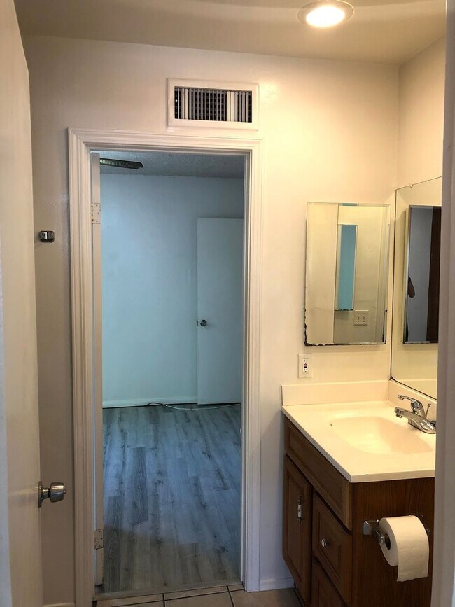 Photo - 5 bed 3 bath w/ POOL and Large rooms