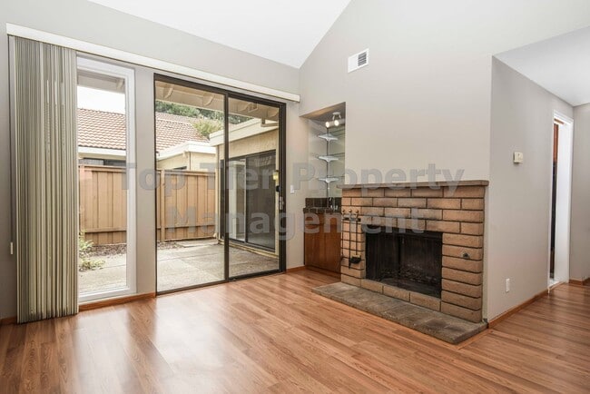 Photo - 117 Northcreek Cir