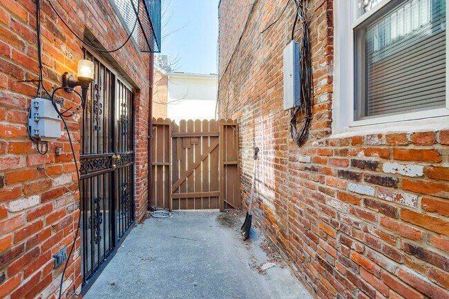 7 E Hamburg St