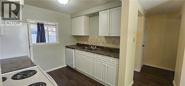 Photo - 210 Glamis Rd