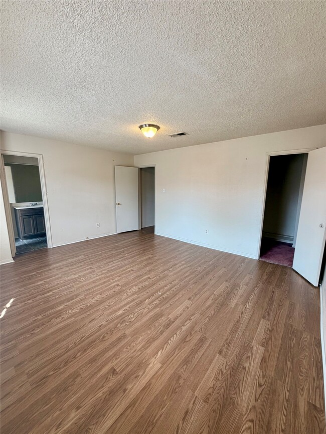 Building Photo - 7700 Creekbend Dr Unit 1