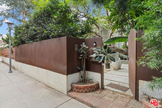 Building Photo - 132 Vista Pl