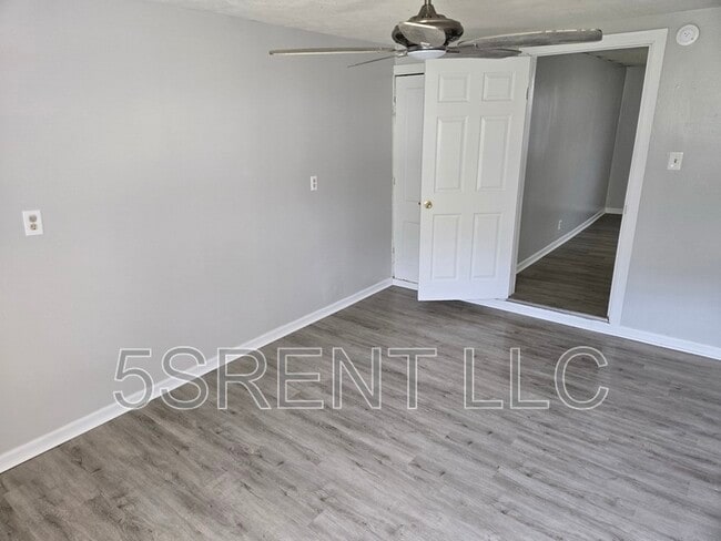 Building Photo - 236 S Mary Ellen St Unit A