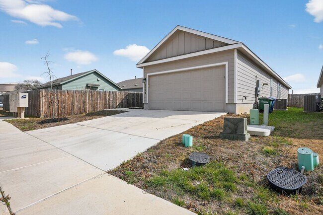 Photo - Modern 4-Bedroom Home in Crescent Hills – Open Concept & Private Yard