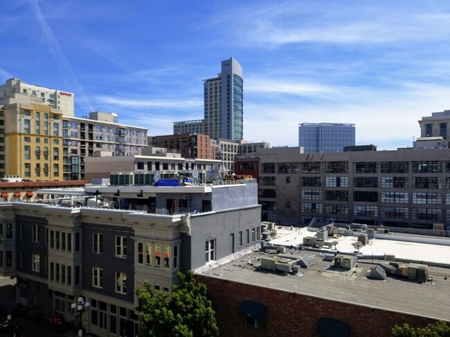 Building Photo - Gaslamp 1 bedroom with View, Wood floors, ... Rental