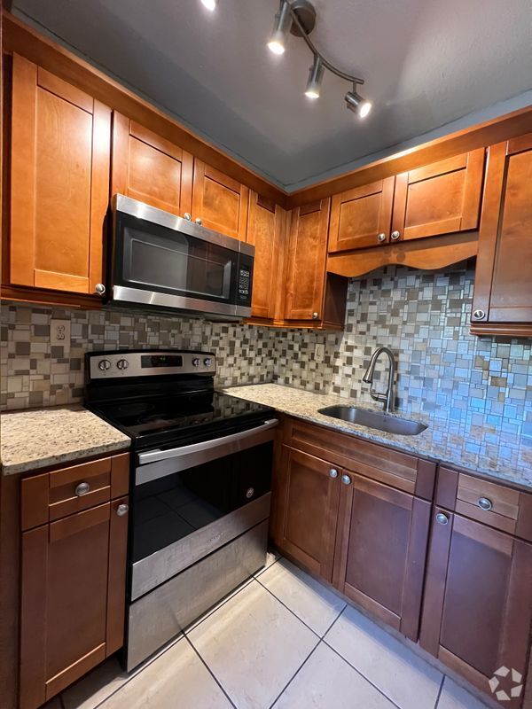 Building Photo - 2018 NE 17th Ct Rental