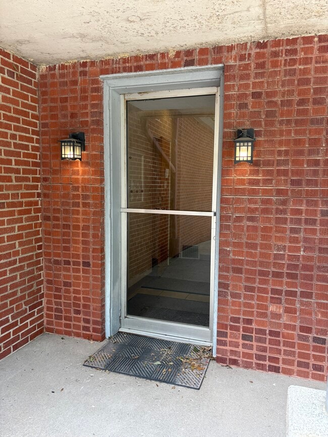 Building Photo - 1000 Melrose Ave Unit #1 or #2 Melrose