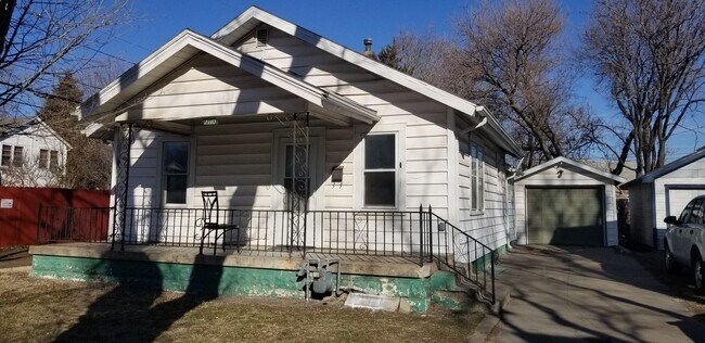 Building Photo - CLOSE TO RIVERSIDE PARK! 3br 1bath bungal... Rental