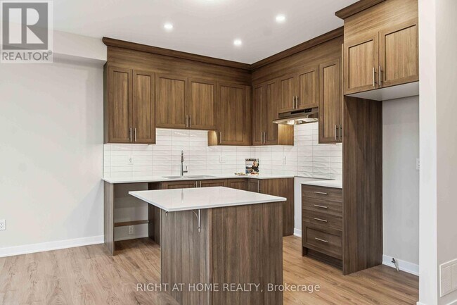 Photo - 290 Les Emmerson Dr