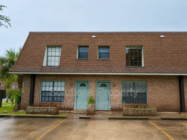 Building Photo - 1300 Arlington Ln NE