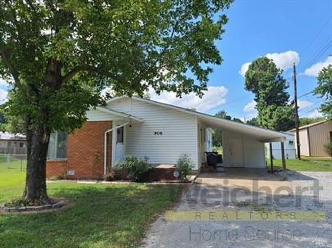 3 bed, 2 bath - 3 bed, 2 bath