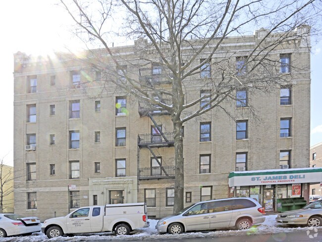 Photo - Graham Court