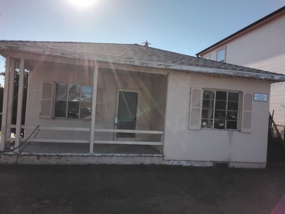 Great location · A rare find! Charming 2-B... - Great location · A rare find! Charming 2-B...