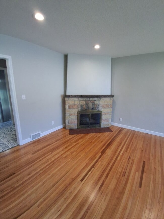 Building Photo - Renovated 3BR Duplex! Available Early Octo... Rental