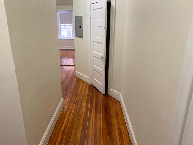 Photo - Three and a half bedrooms in Brighton. Goo...