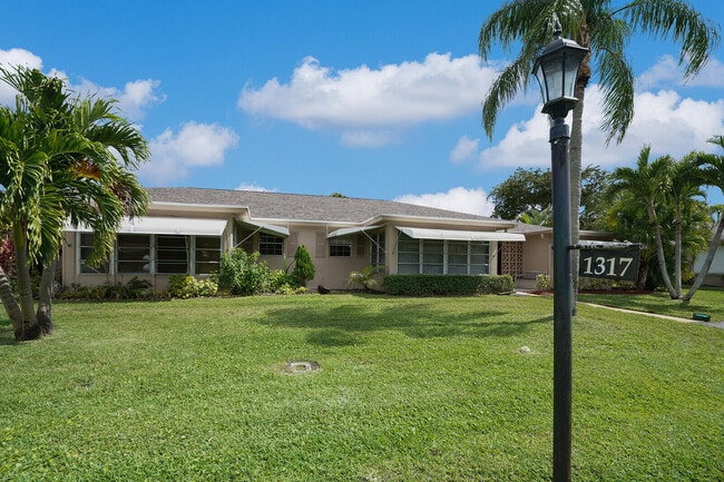 Photo - 1317 High Point Way SE Unidad C