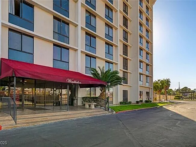 Photo - Enjoy resort-style living in this 2 Bed 2 Bath Condo with Stunning Strip Views in the Wimbledon C... Unidad 806