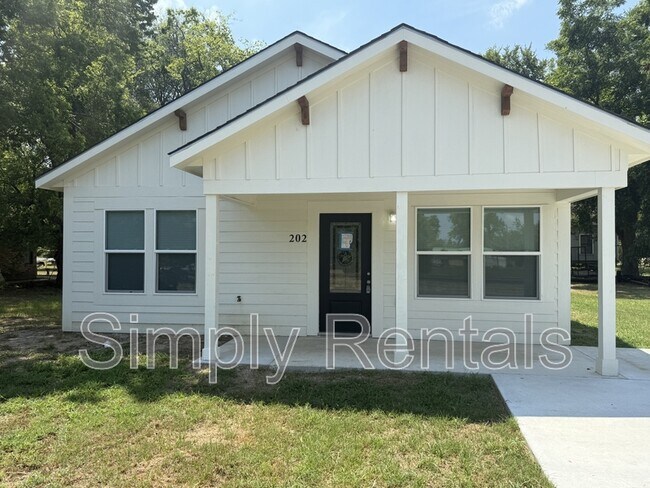 Photo - 202 Martin Luther King Jr Dr House