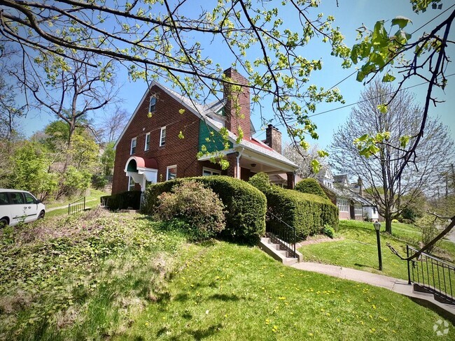 Building Photo - 8/1 Fantastic Location. Fenced Yard. 4 bed... Rental