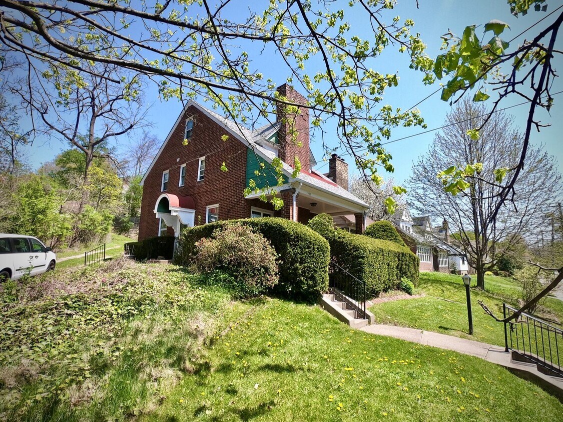 8/1 Fantastic Location. Fenced Yard. 4 bed... - 8/1 Fantastic Location. Fenced Yard. 4 bed...