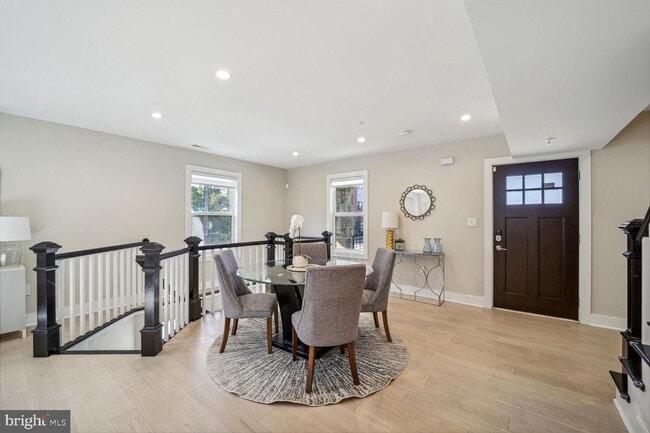 Photo - 901 Lawrence St NE