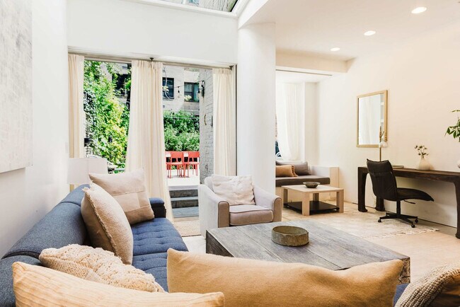 Photo - 323 E 51st St Unit ID1023423P