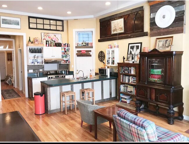 Building Photo - 2857 N Damen Ave Rental