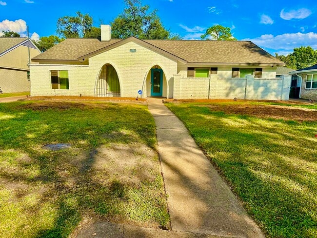 Photo - 2750 Manila Ln