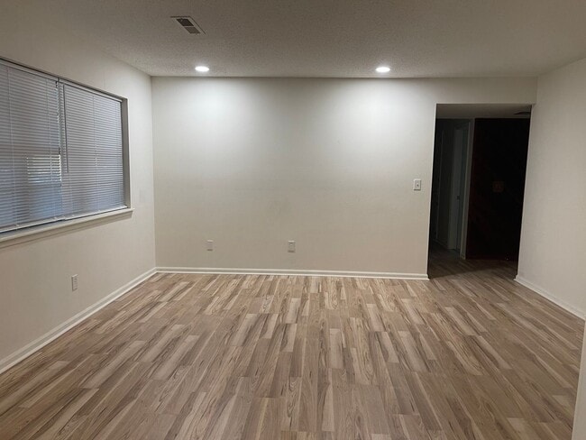 Photo - 3 bed - 1 bath - HUGE backyard