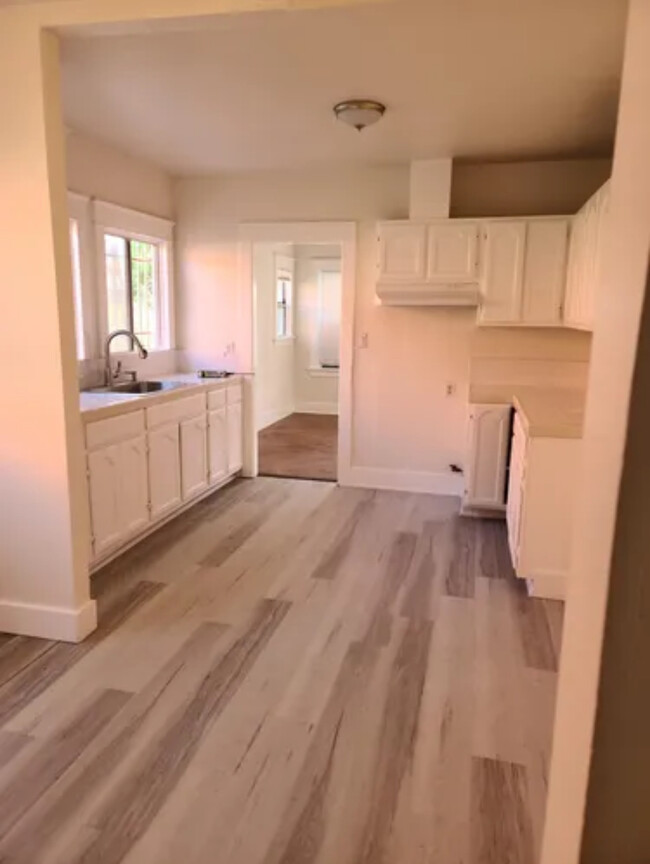 Kitchen redone in 2022 with lots of natural light - 2235 S Redondo Blvd Casa