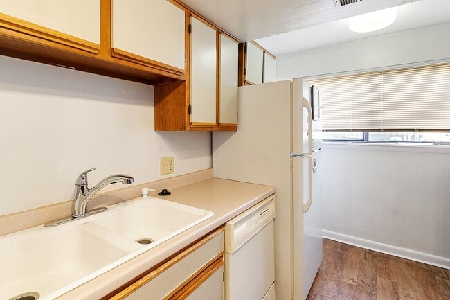 Photo - 2 Bed/2 Bath with loft. Close to Campus On bus line. Unit H