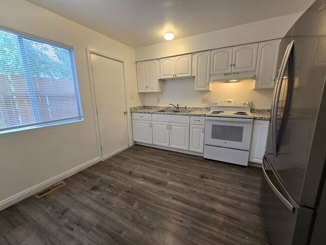 Photo - 3-Bedroom, 2.5-Bath Tri-Level Townhome Near UNR & Downtown Reno