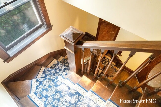 Photo - Spacious 3-Bedroom Haven with Sunroom & Wa... Unidad 2