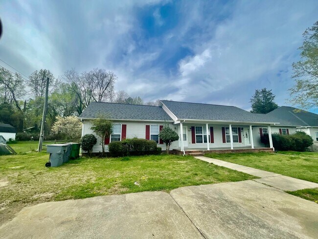 Building Photo - (Hold$5K)TomSadler935 Unit A