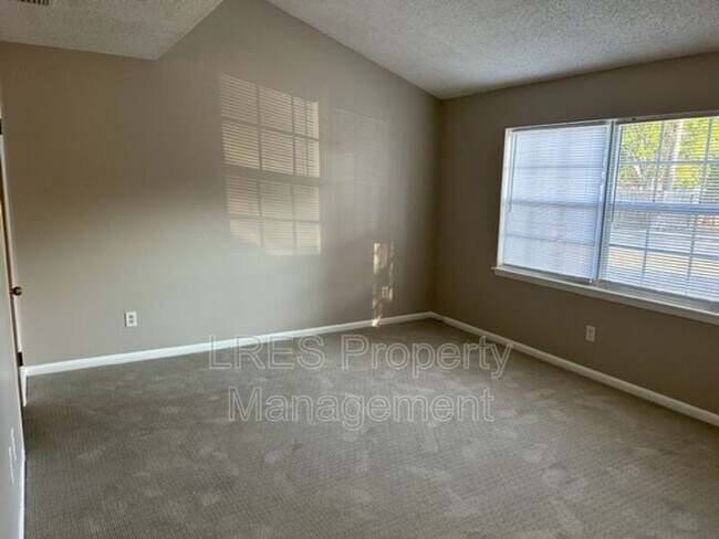 Photo - 816 W 25th St
