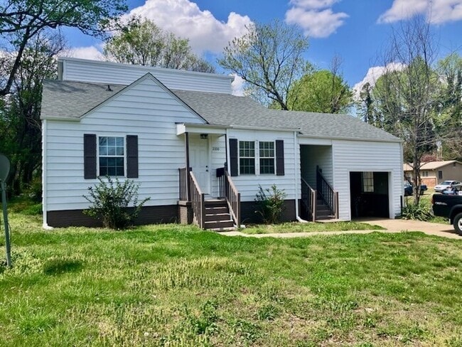 Building Photo - 4 Bedroom 1/2 Bath House with Garage