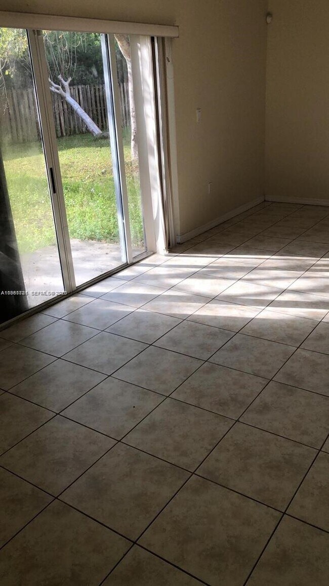 Photo - 661 SW 10th St