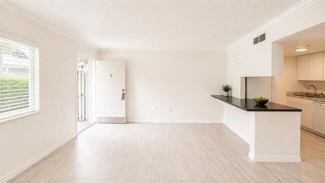 Photo - 120 BLUE POINT Way Unidad 170