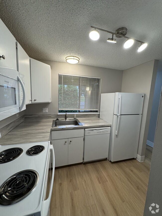 Building Photo - Fully renovated 2 bedroom, 1.5 bath apartm... Rental