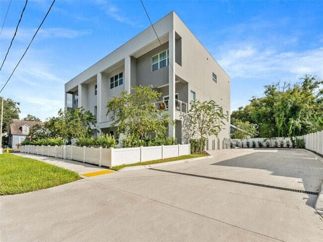 Photo - 102 W Adalee St