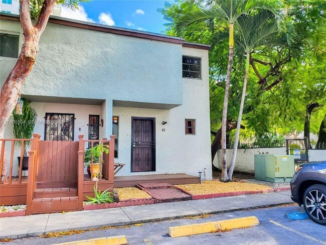 Photo - 1901 NW S River Dr