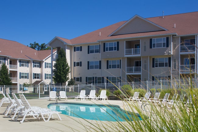 Piscina estilo centro turístico y terraza - Abbott Landing, LLC Apartamentos