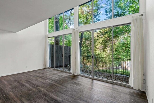 Building Photo - 1304 Mariposa Dr Unit 156