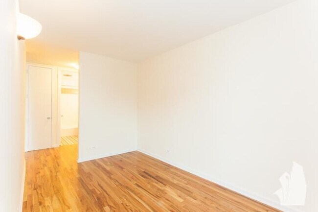 Photo - 4600 N Clarendon Ave