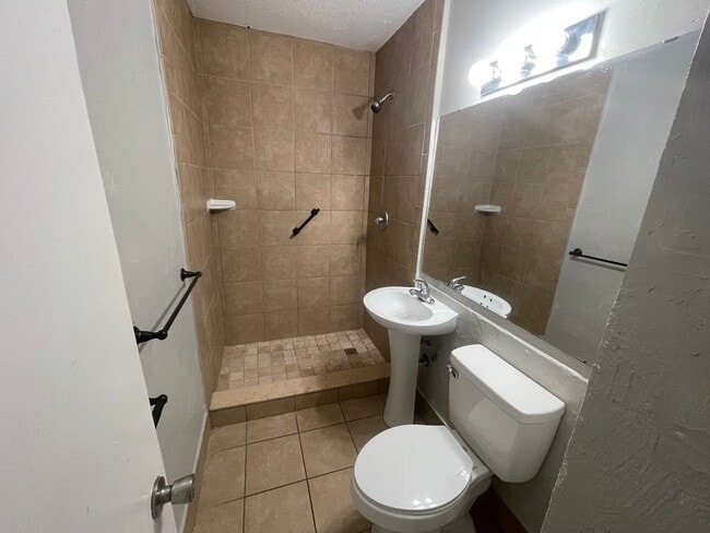 Photo - Eustis 2 Bed 2 Bath Home w/ Den