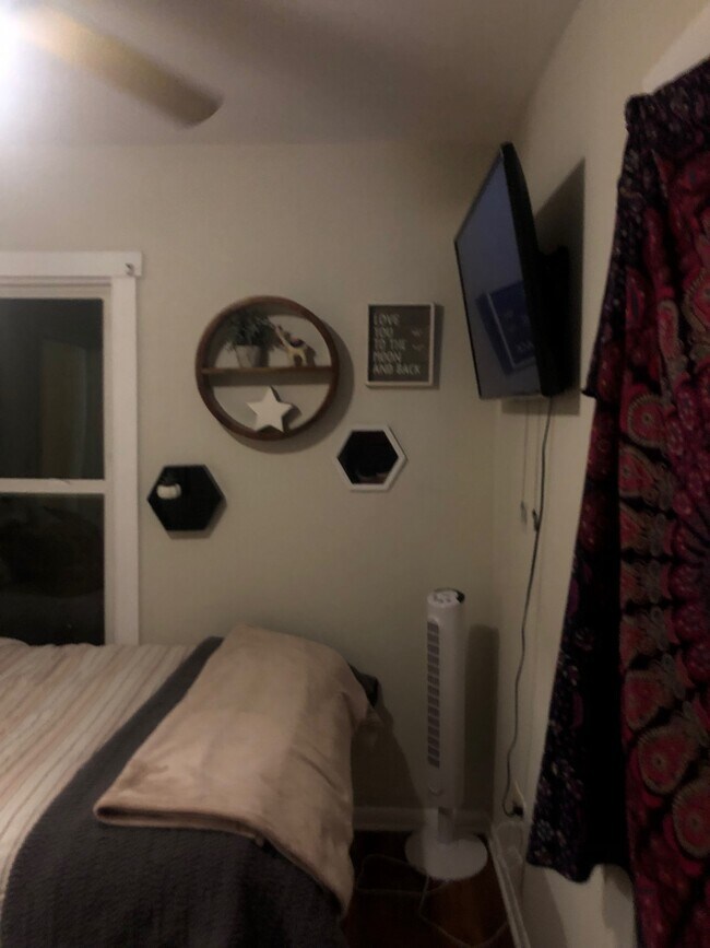 decorated bedroom - 419 E Lane Ave